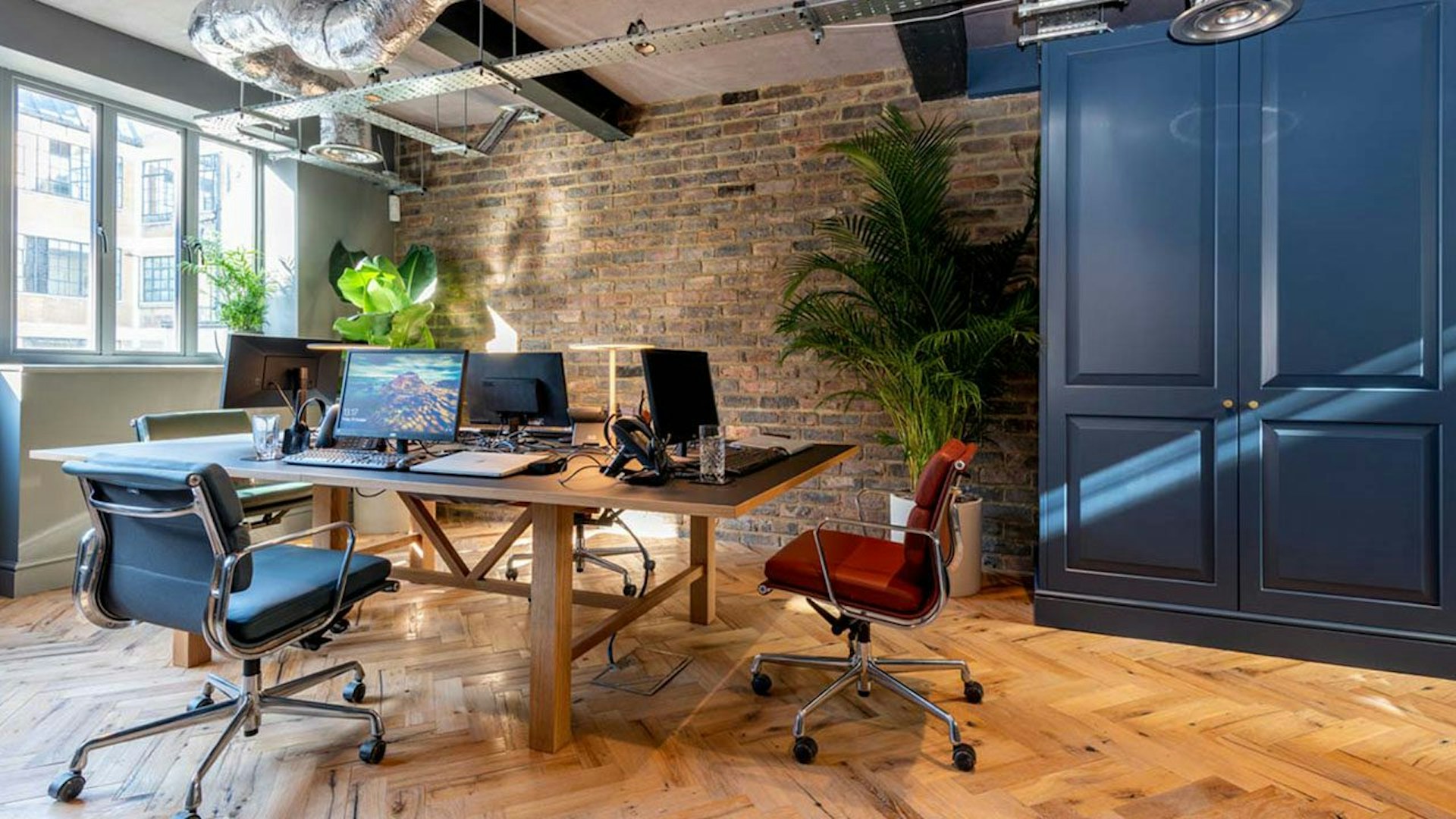 What Does Hot Desking Mean in 2024? K2 Space