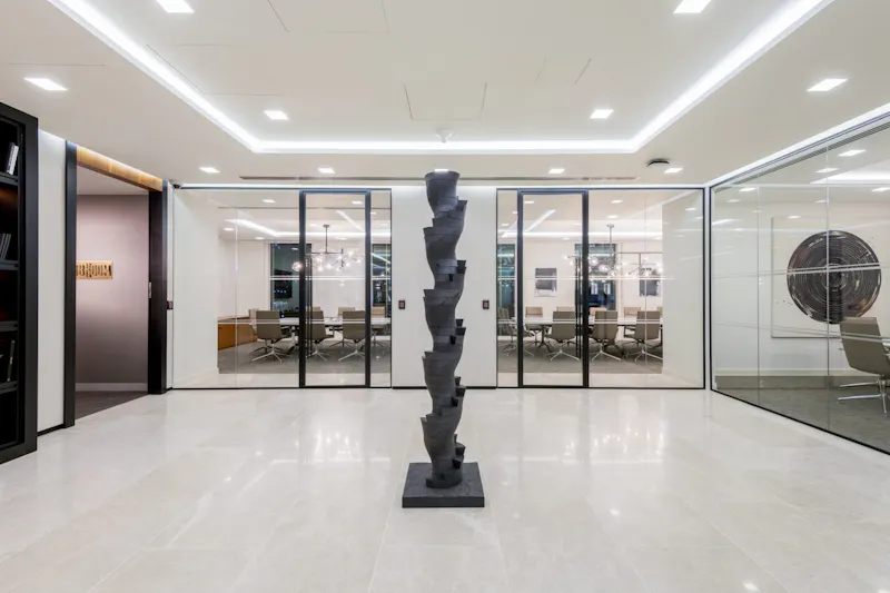 Integrated bar and social entertaining area at Platinum Equity 5 Hanover Square Mayfair by K2 Space