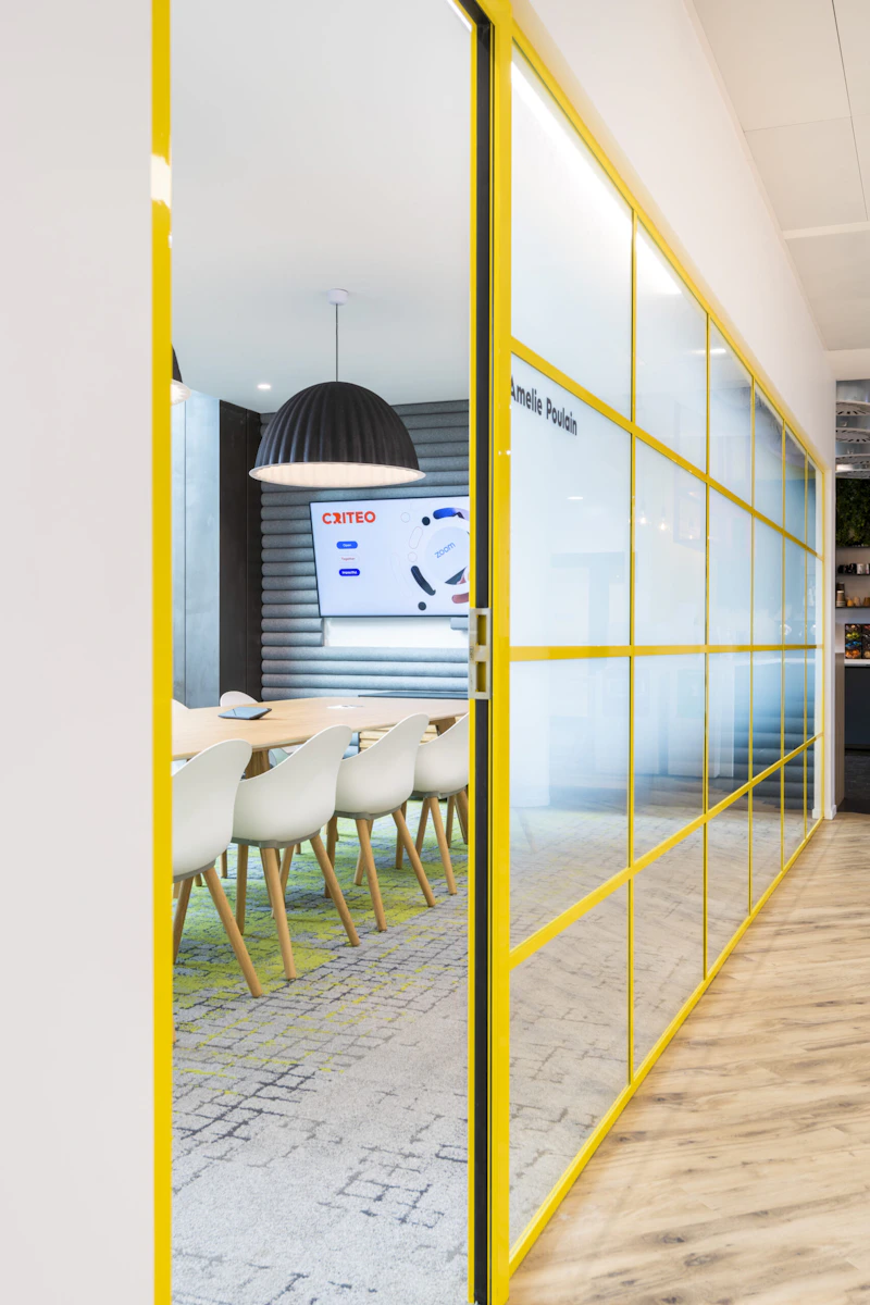 Collaborative hub with mixed seating and integrated AV at Criteo London by K2 Space