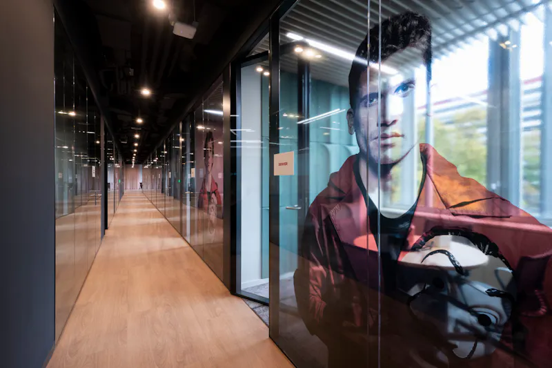 Desks positioned along the window line at Netflix Madrid by K2 Space