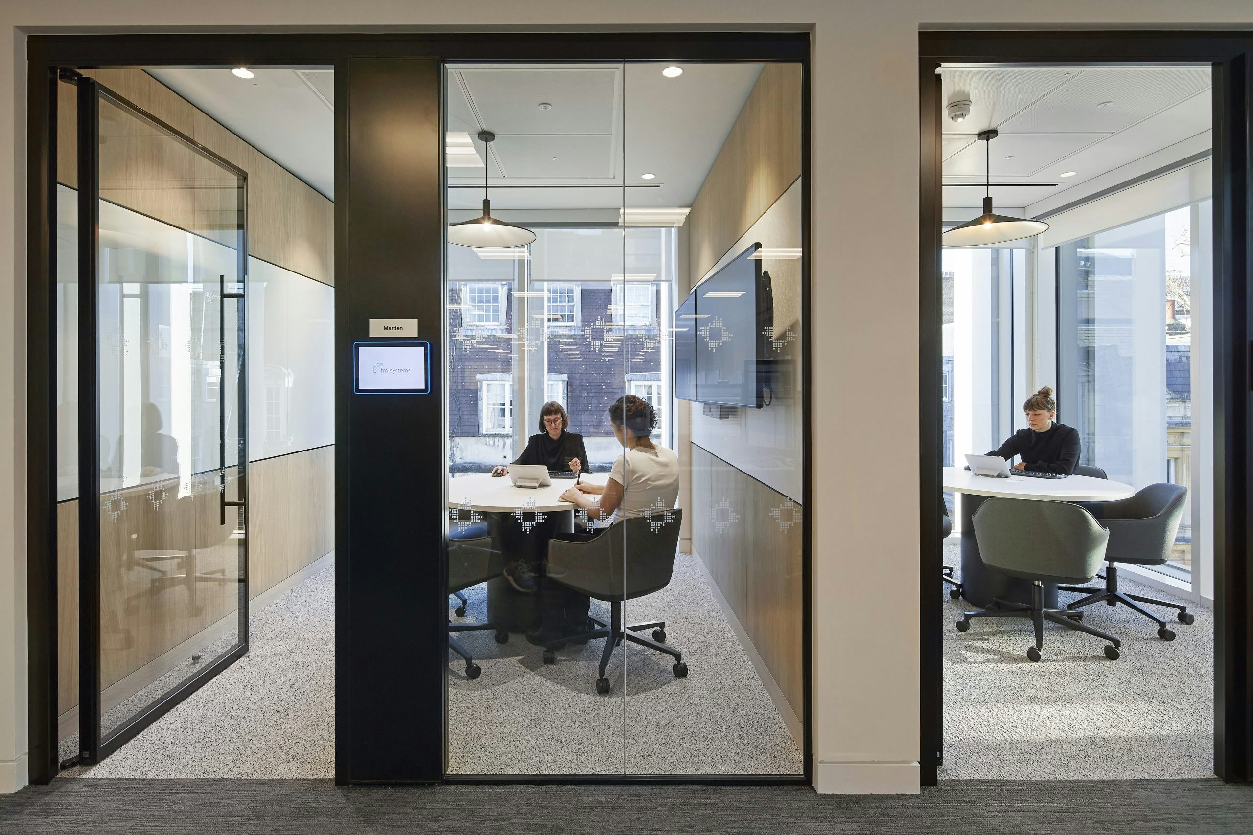 Balancing Privacy and Connectivity - The Modern Glass-Walled Meeting Room