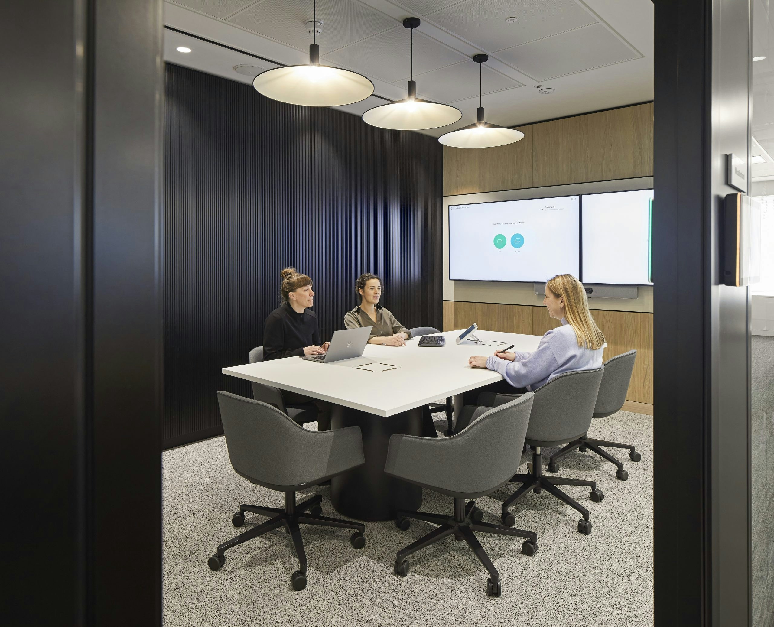 Technologically Equipped Spaces for Team Meetings