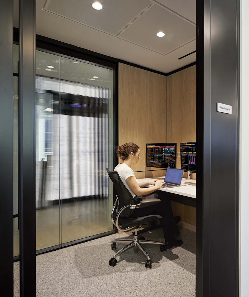 Height-adjustable desks specified across the floor at a US Hedge Fund London by K2 Space