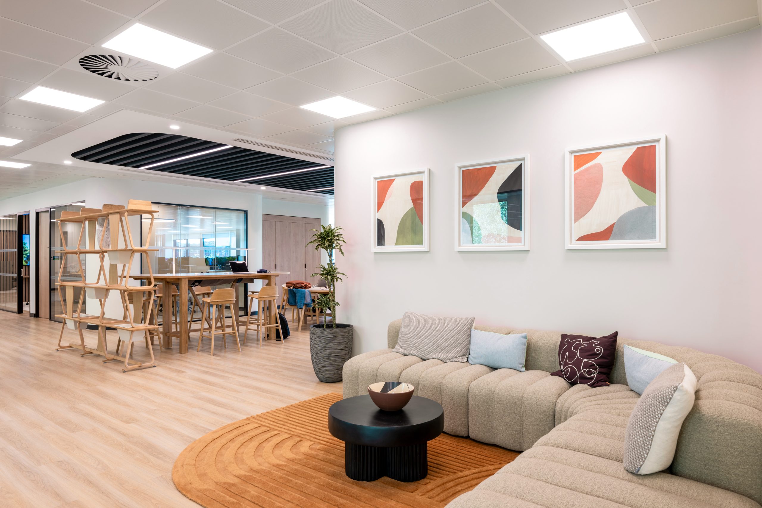 Hybrid-ready office design floorplate with flexible zones