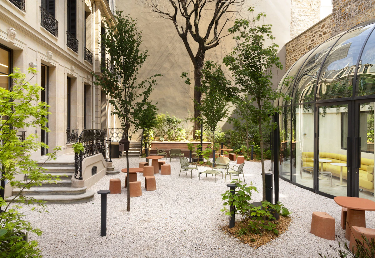 Office terrace with outdoor working area, planting and seating designed for use throughout the year by K2 Space