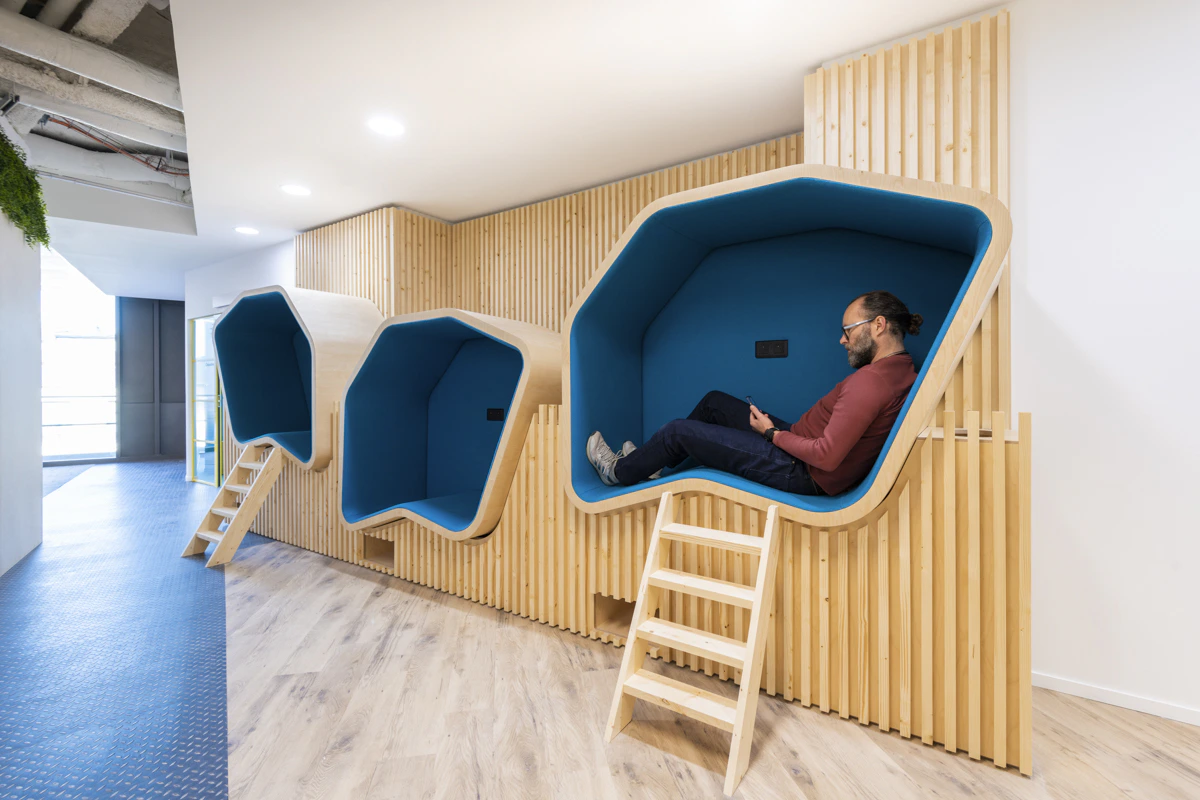 Home Comforts and Residential Workplace Design Residential-feel office space with soft furnishings, layered lighting and home comforts designed by K2 Space