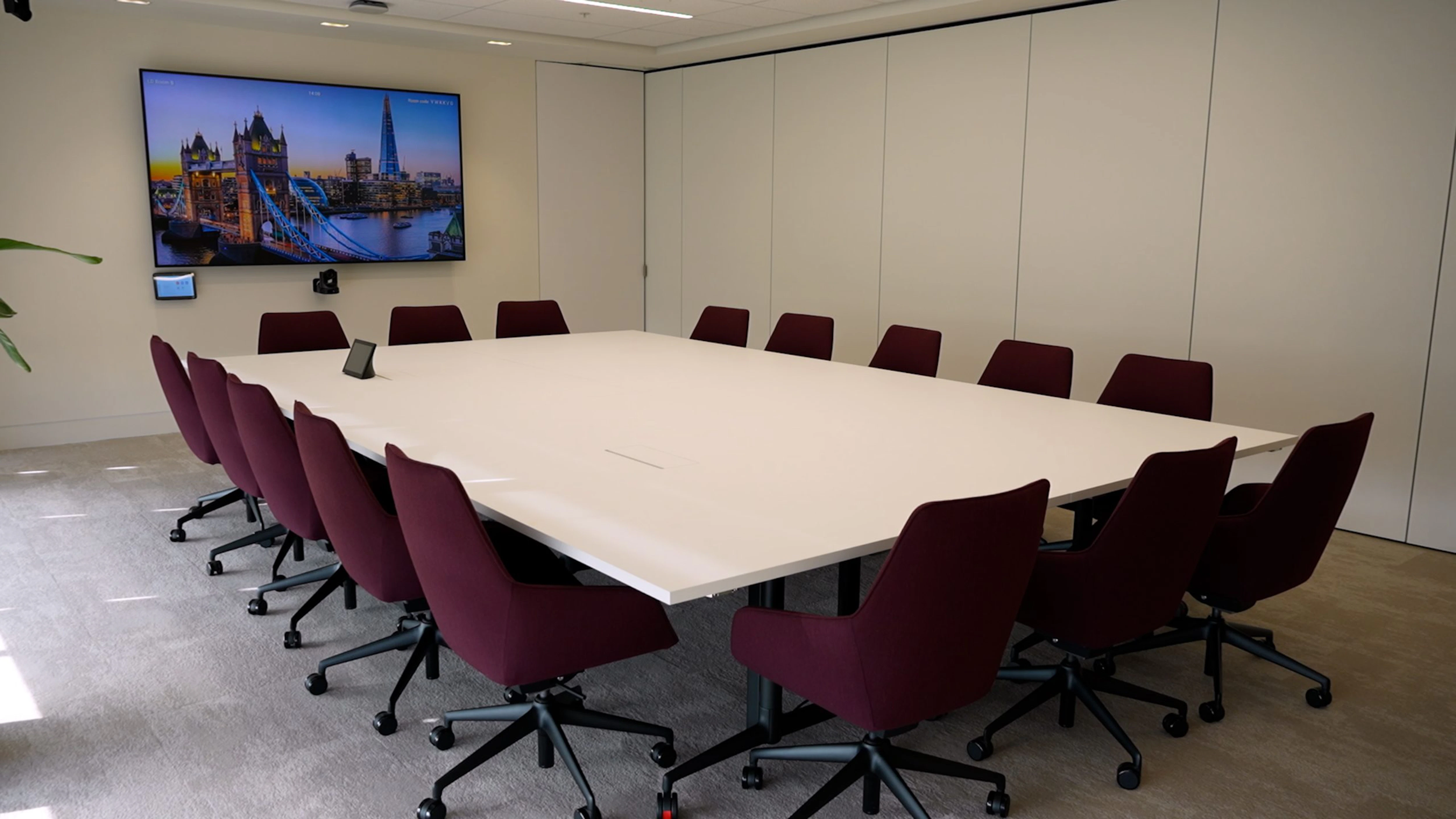 OMelveny – Large Boardroom with Tower Bridge Screen 01